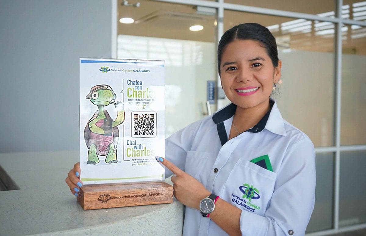 Aeropuerto Ecológico de Galápagos con Charles la Tortuga